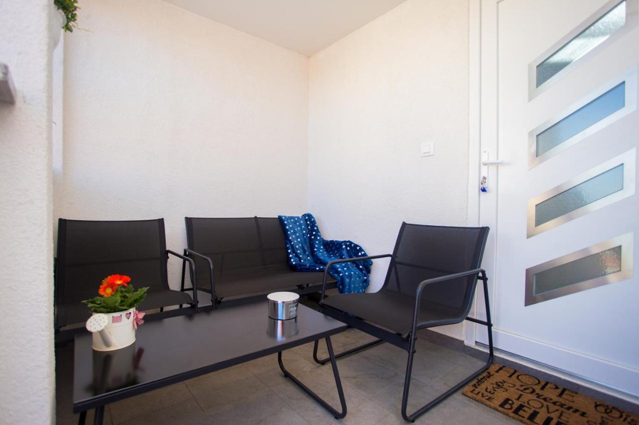 App Sara Apartment Kanfanar Exterior photo