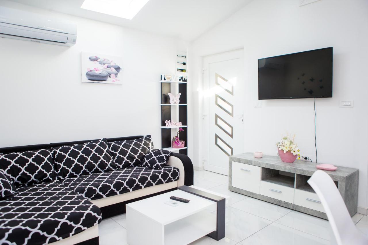 App Sara Apartment Kanfanar Exterior photo